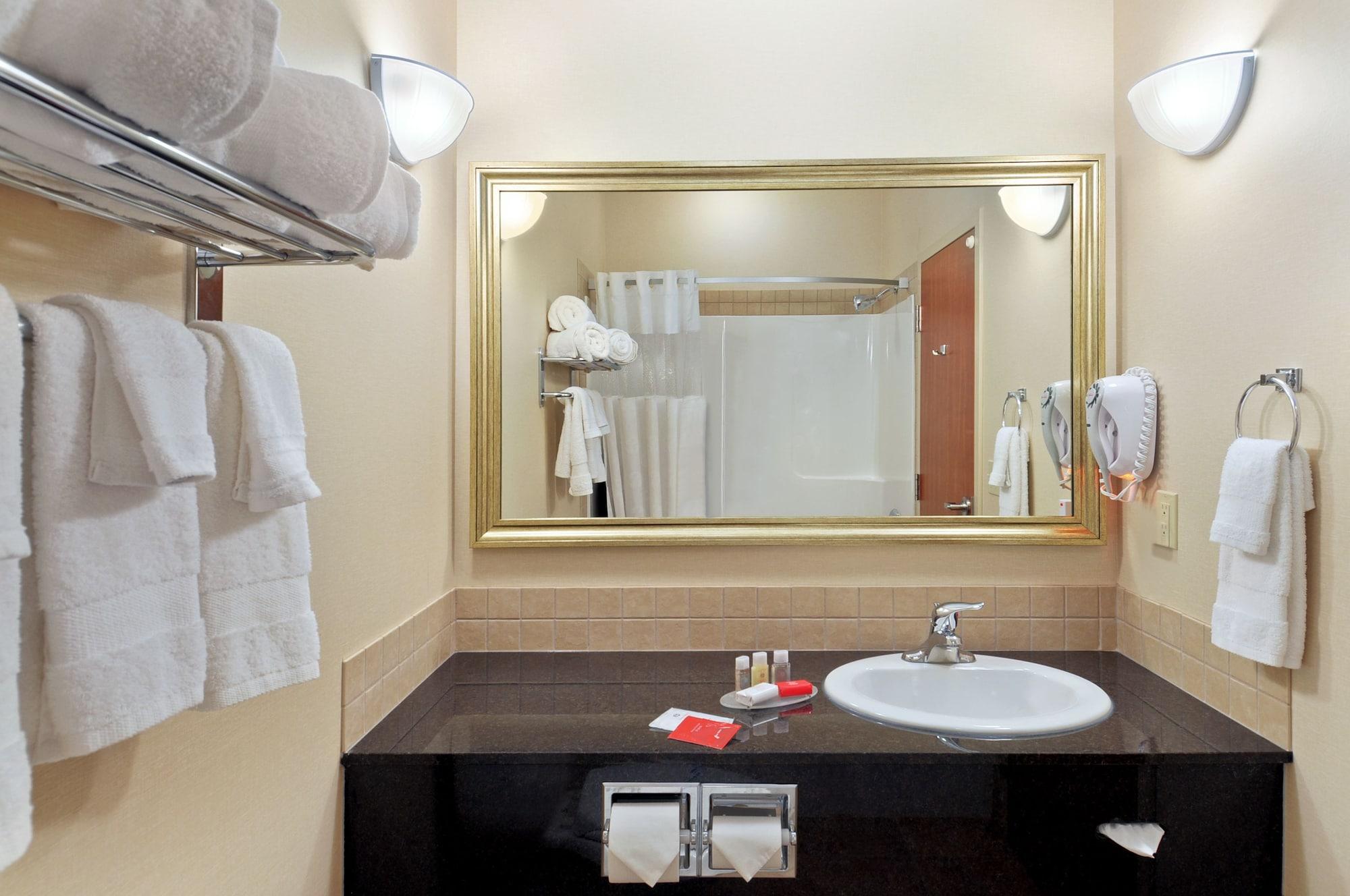 Ramada By Wyndham Lac La Biche Extérieur photo