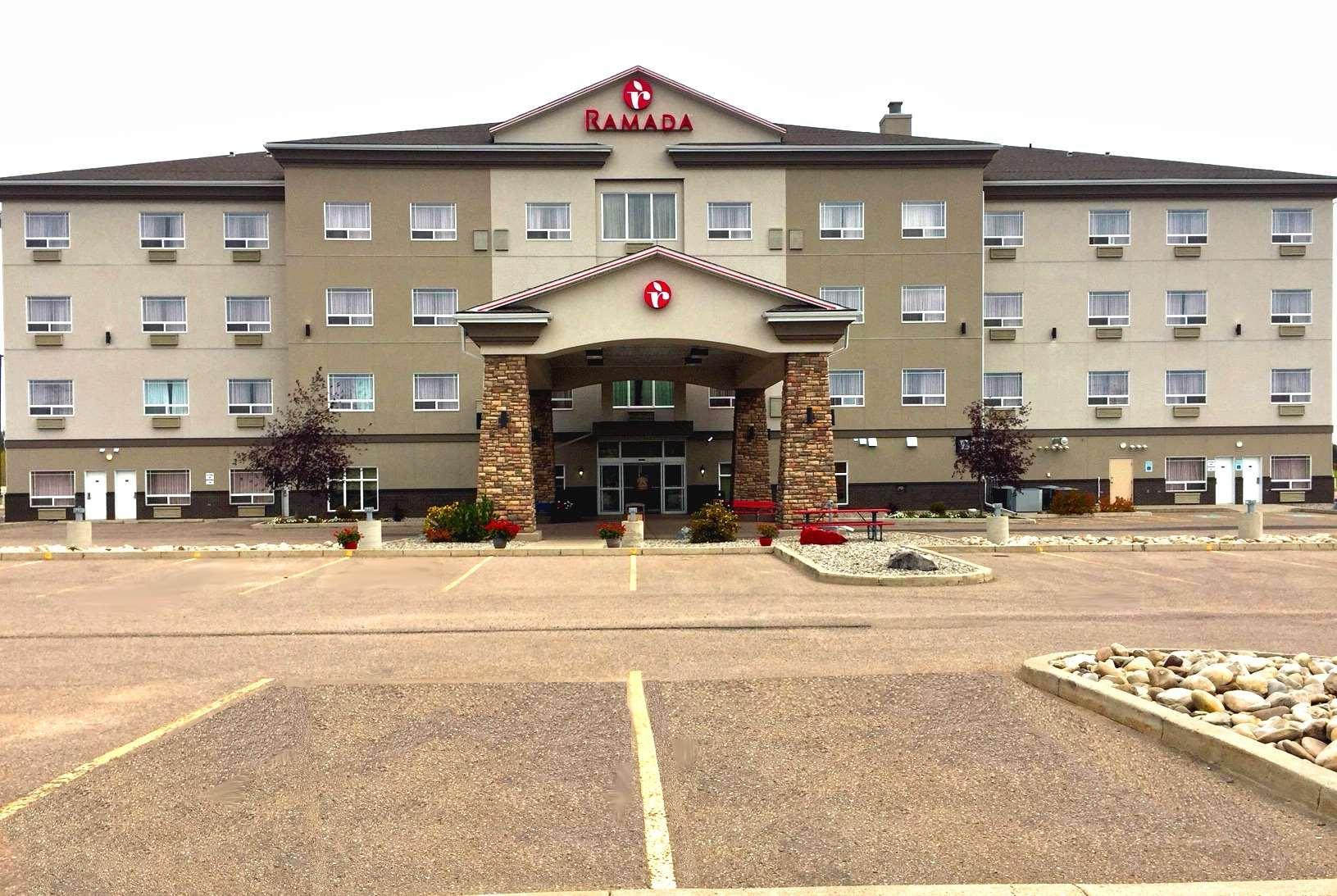 Ramada By Wyndham Lac La Biche Extérieur photo