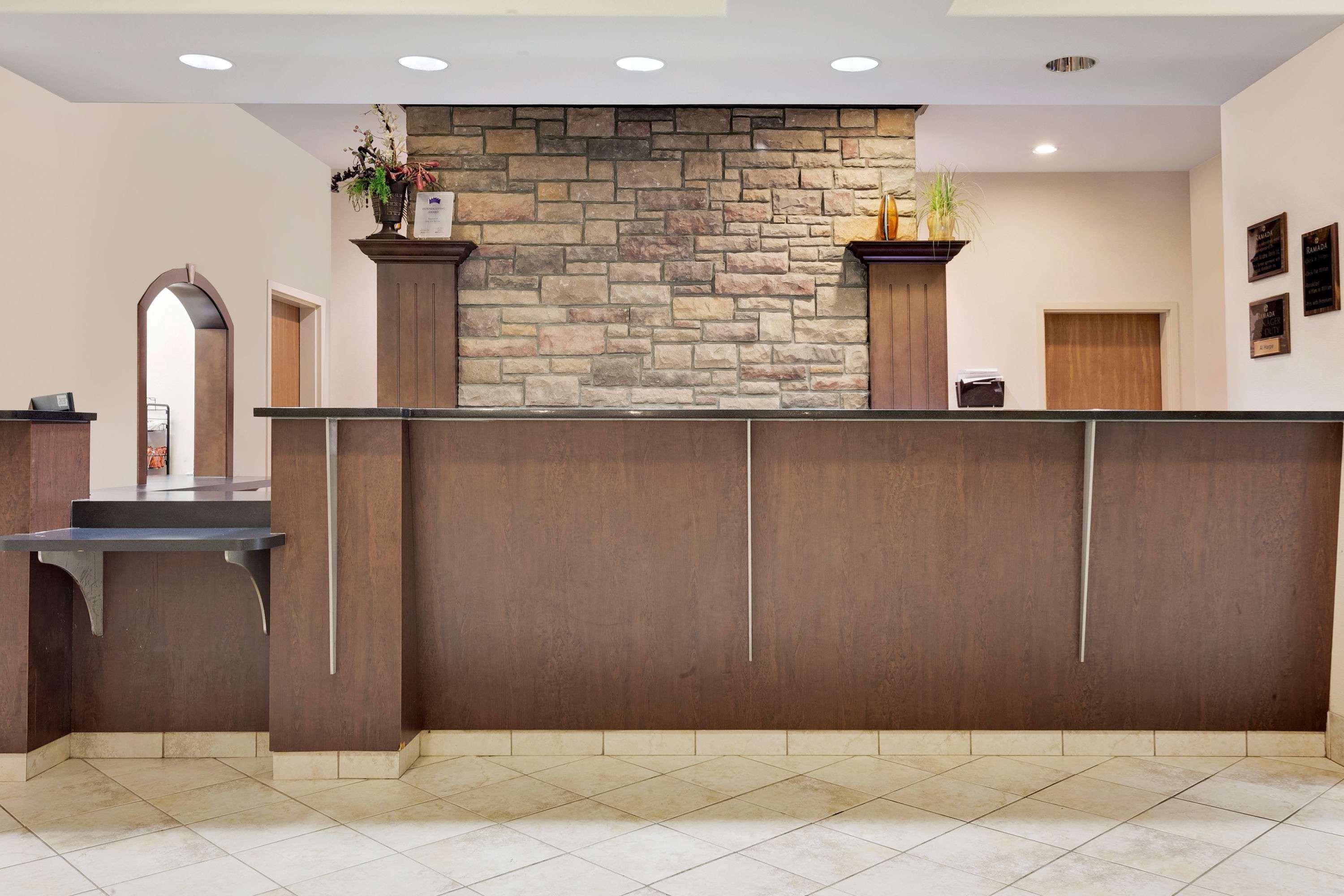 Ramada By Wyndham Lac La Biche Extérieur photo