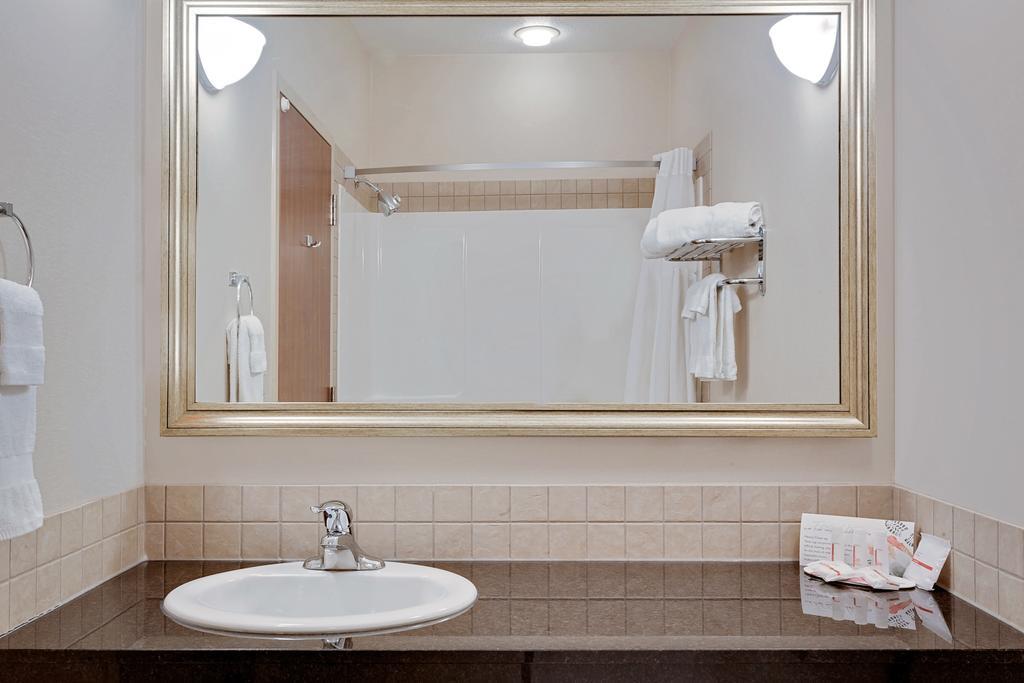 Ramada By Wyndham Lac La Biche Extérieur photo