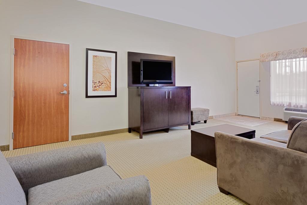Ramada By Wyndham Lac La Biche Extérieur photo