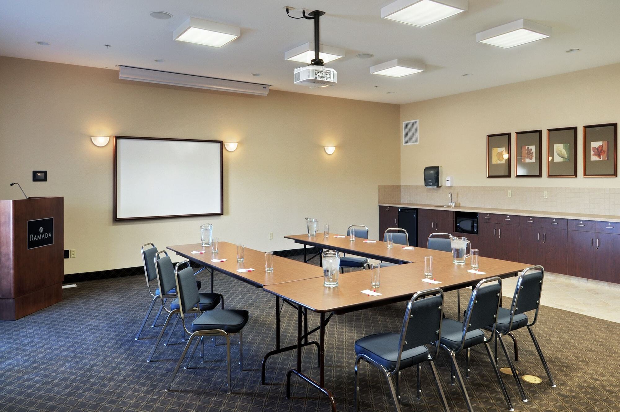 Ramada By Wyndham Lac La Biche Extérieur photo